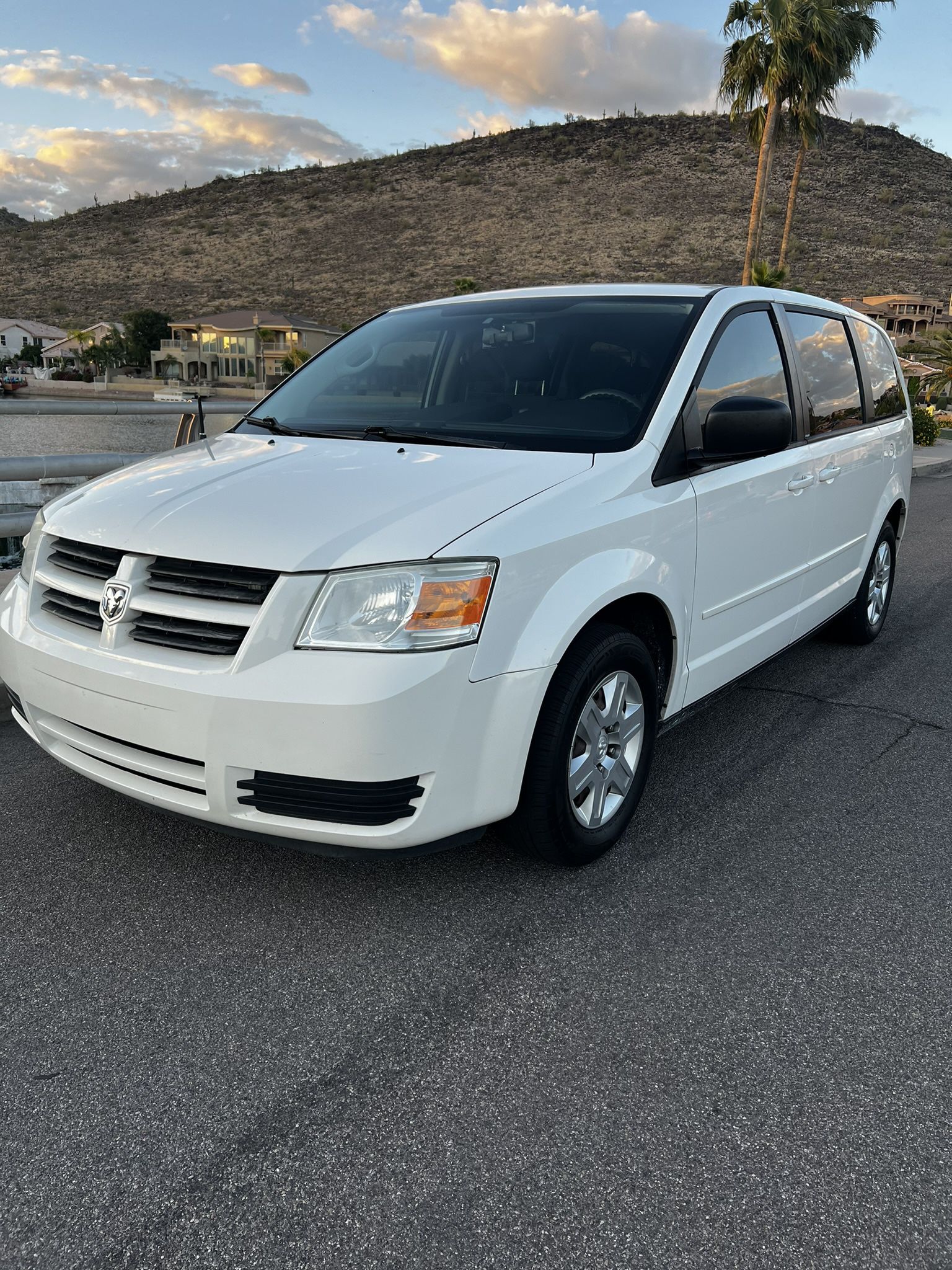 2009 White Dodge Caravan SE
