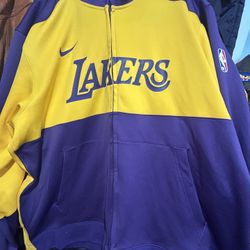 New 2x  a Nike NBA Los Angeles Lakers Showtime Dri-FIT Full-Zip Hoodie in purple and yellow