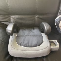 Child’s Booster seat with cup holder. $15 Cash only. Everett pinehurst area pick up. 