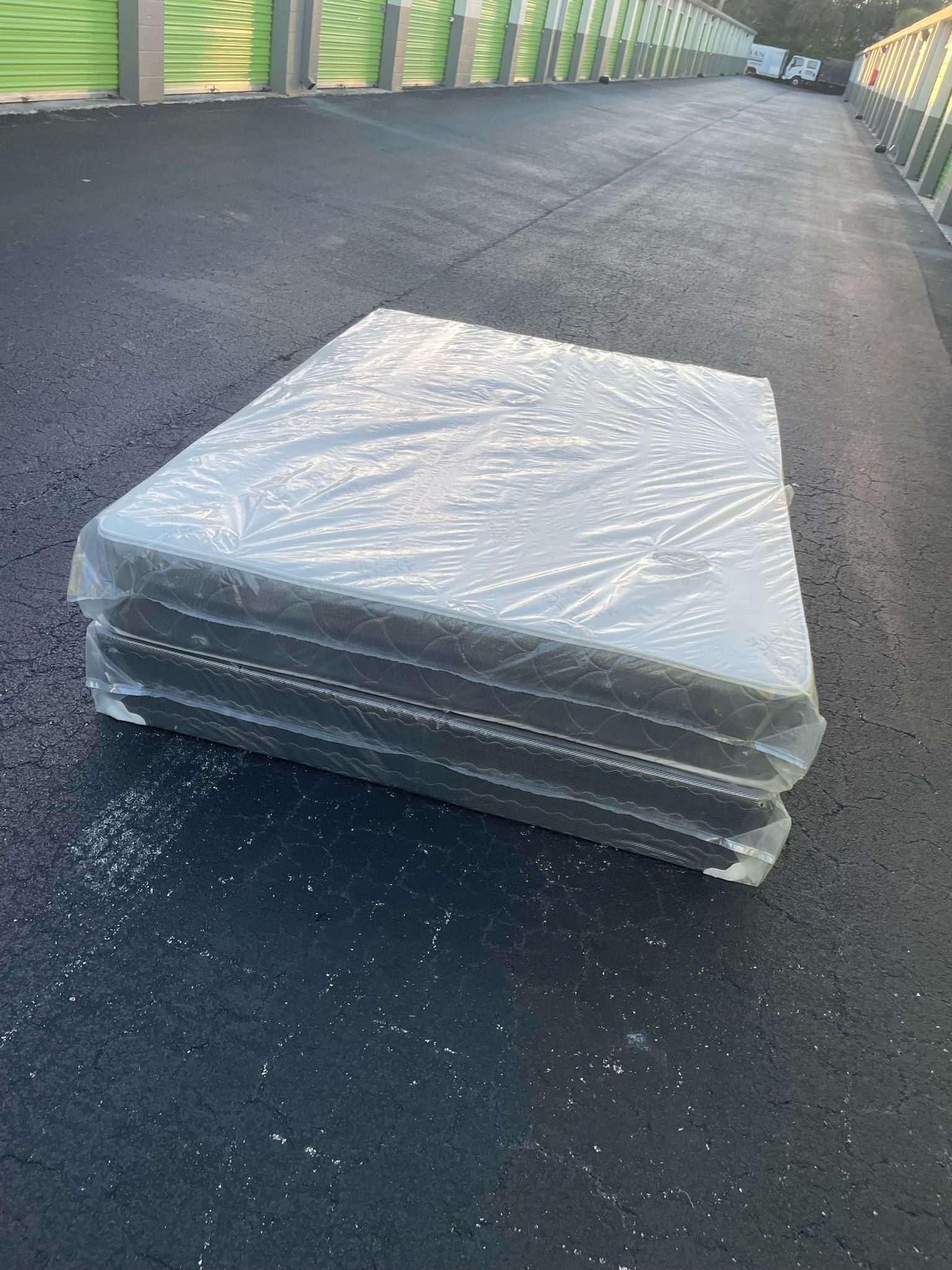 NEW QUEEN REGULAR SET MATTRESS AND BOX SPRING 2pcs