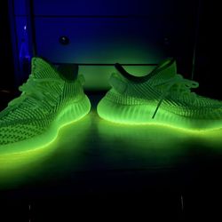Adidas Yeezy Boost 350 V2 Glow Size 9 US NEW
