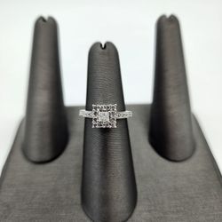 14kt White Gold Diamond Ring