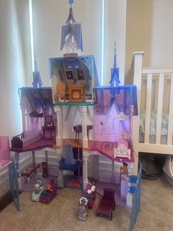 Frozen Castle Dollhouse and Little People accessories