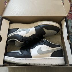 Air Jordan 1 Low (GS) Size 7 Youth