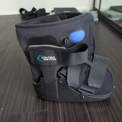 Orthotic boot with adjustable straps and pump