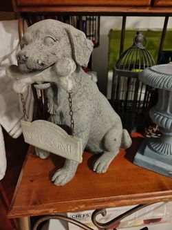 Welcome dog statue in spring hill