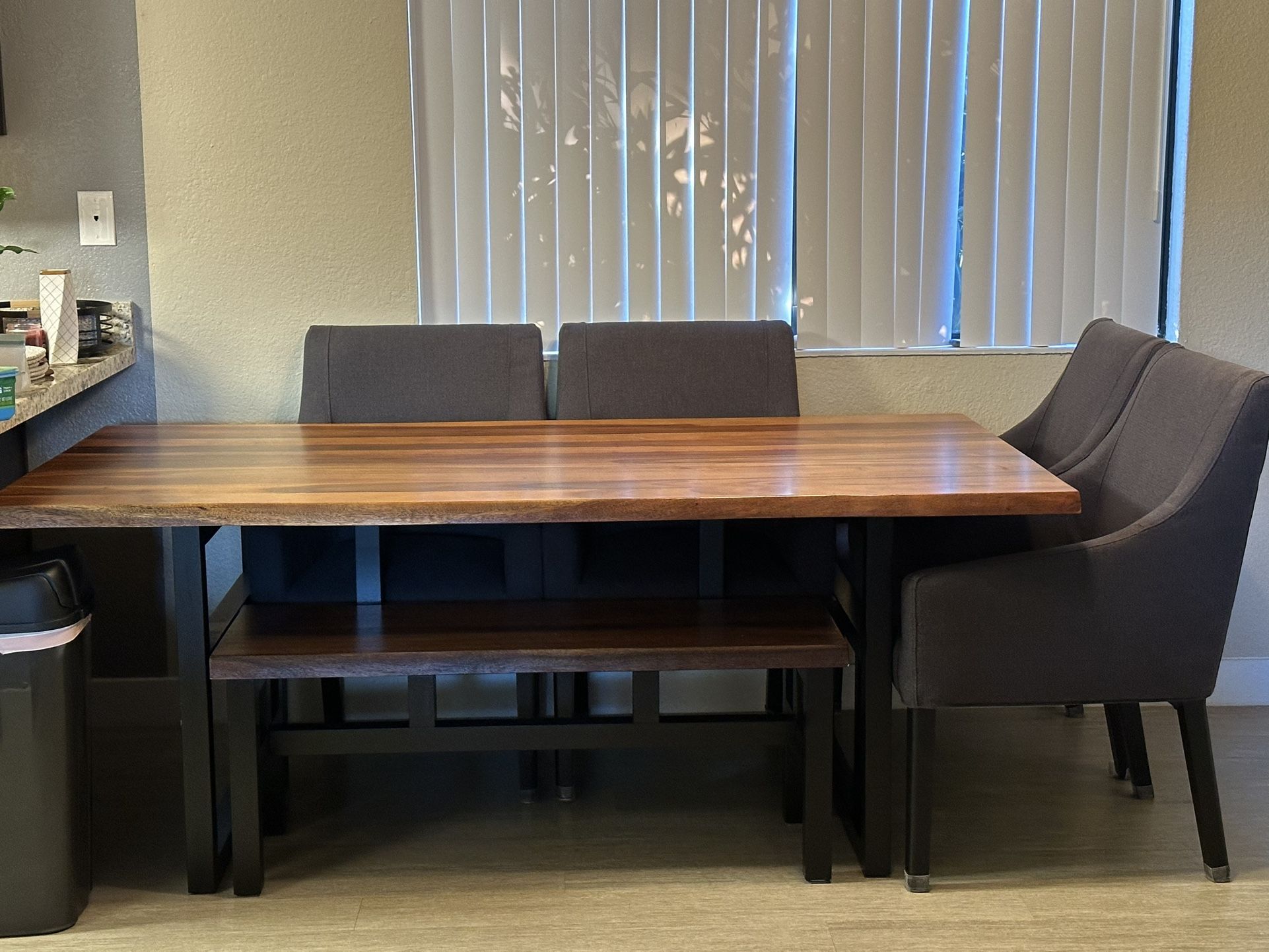 Beautiful Dining Room Table & Chairs