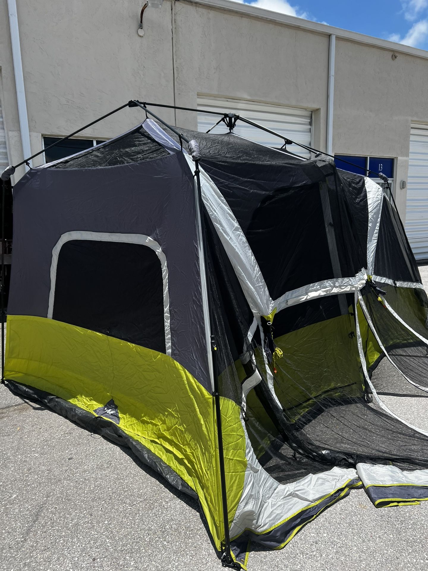 Core 10 Person Instant Cabin Tent with Screen Room 14' x 10'! Good condition! Retails $329.99 includes screened Room not shown in pictures
