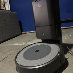 Roomba i3+ Vacuum Cleaner (accessories included)