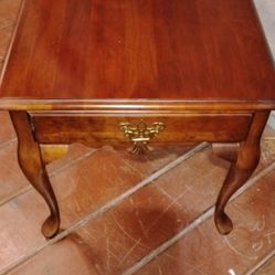 20th Century Queen Anne Style End Table