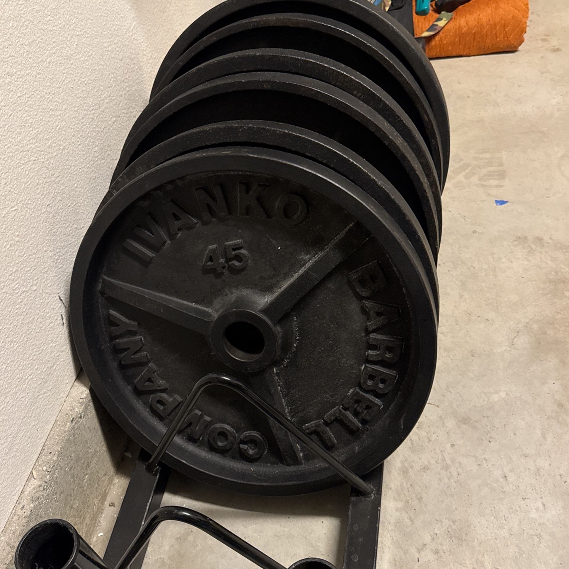 SIX 45lbs Plates With Rack 