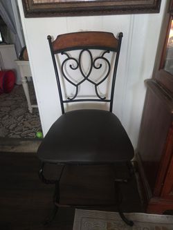 2 bar stools