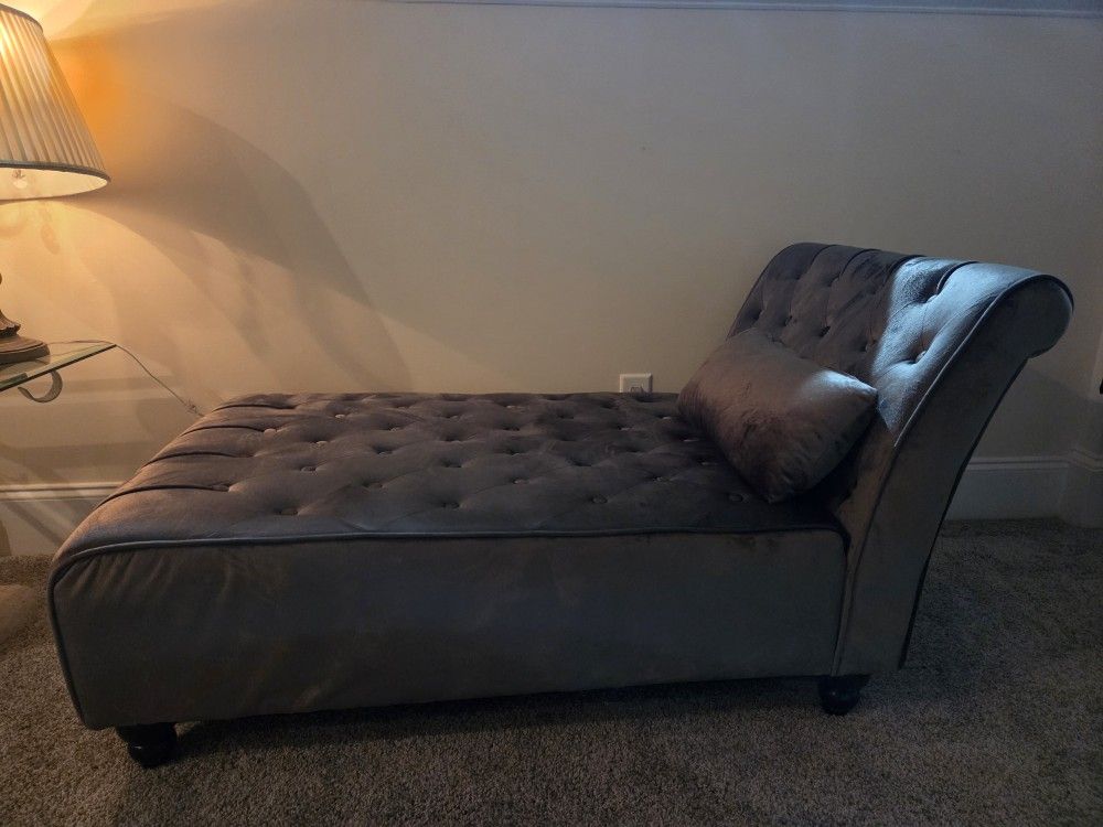 Like New Chaise Lounge