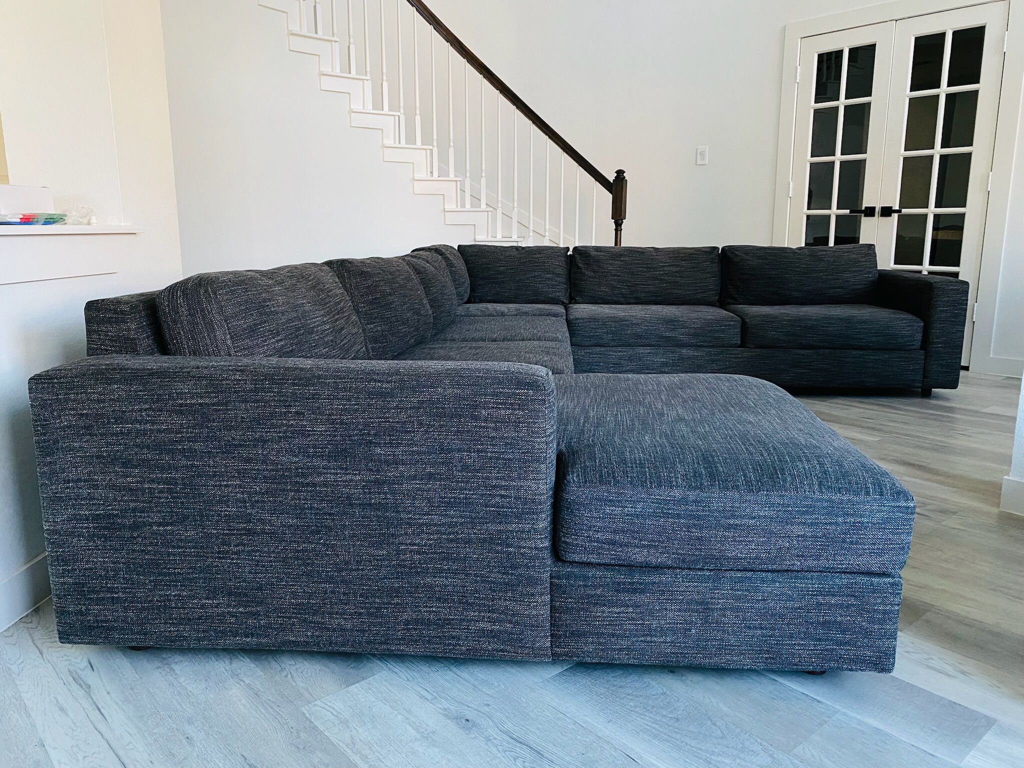 West Elm Urban 4-Piece Chaise Sectional 143.5” (FREE DELIVERY)