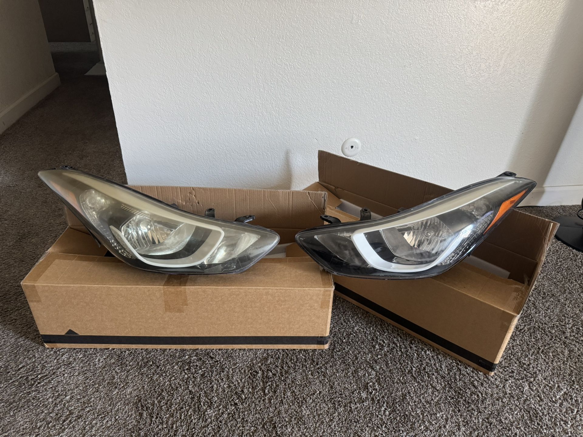 2016 Hyundai Elantra Headlights