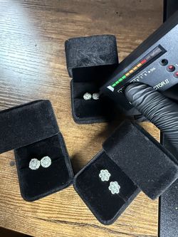 Circle and floral moissanite men’s earrings