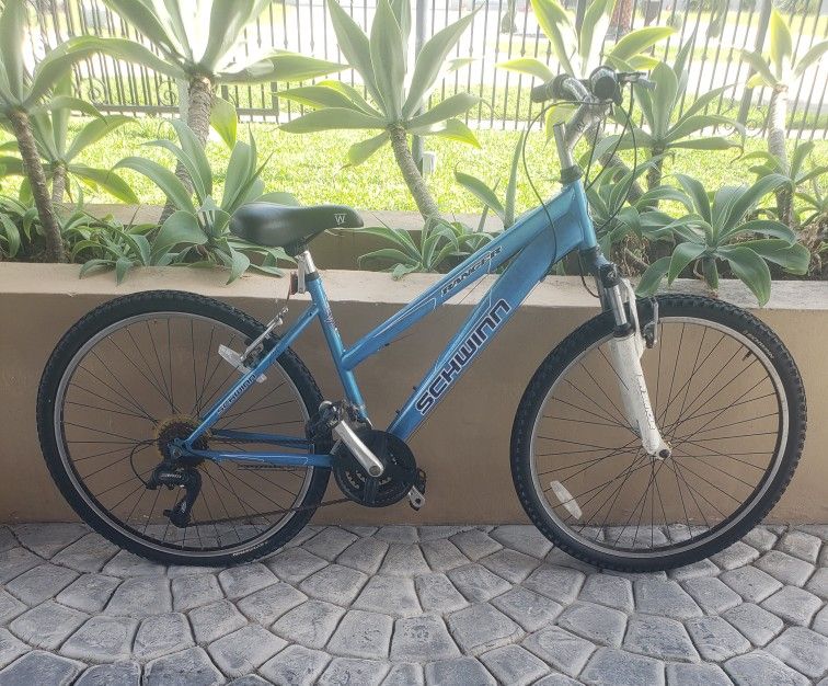 SCHWINN WOMEN'S BIKE