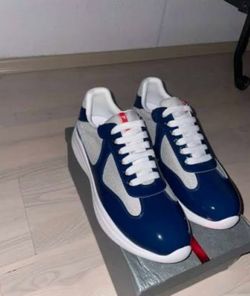 Mens size 8.5 navy Pradas 350$
