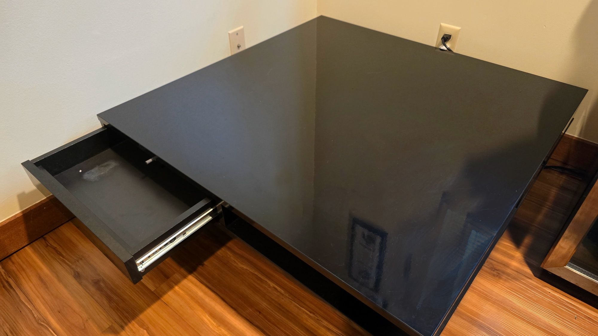 Black Single Table