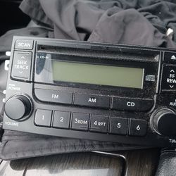 2009 Honda CR-V Factory  CD Radio In Perfect Working Conditions  Fit beetwen 2005 To 2014 $100 Obo