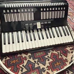 LIKE NEW!!!ACORDEON 120 Bass