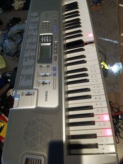 CASIO  keyboard with lighted keys  -   works good