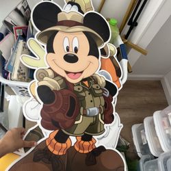 Mickey safari party decor