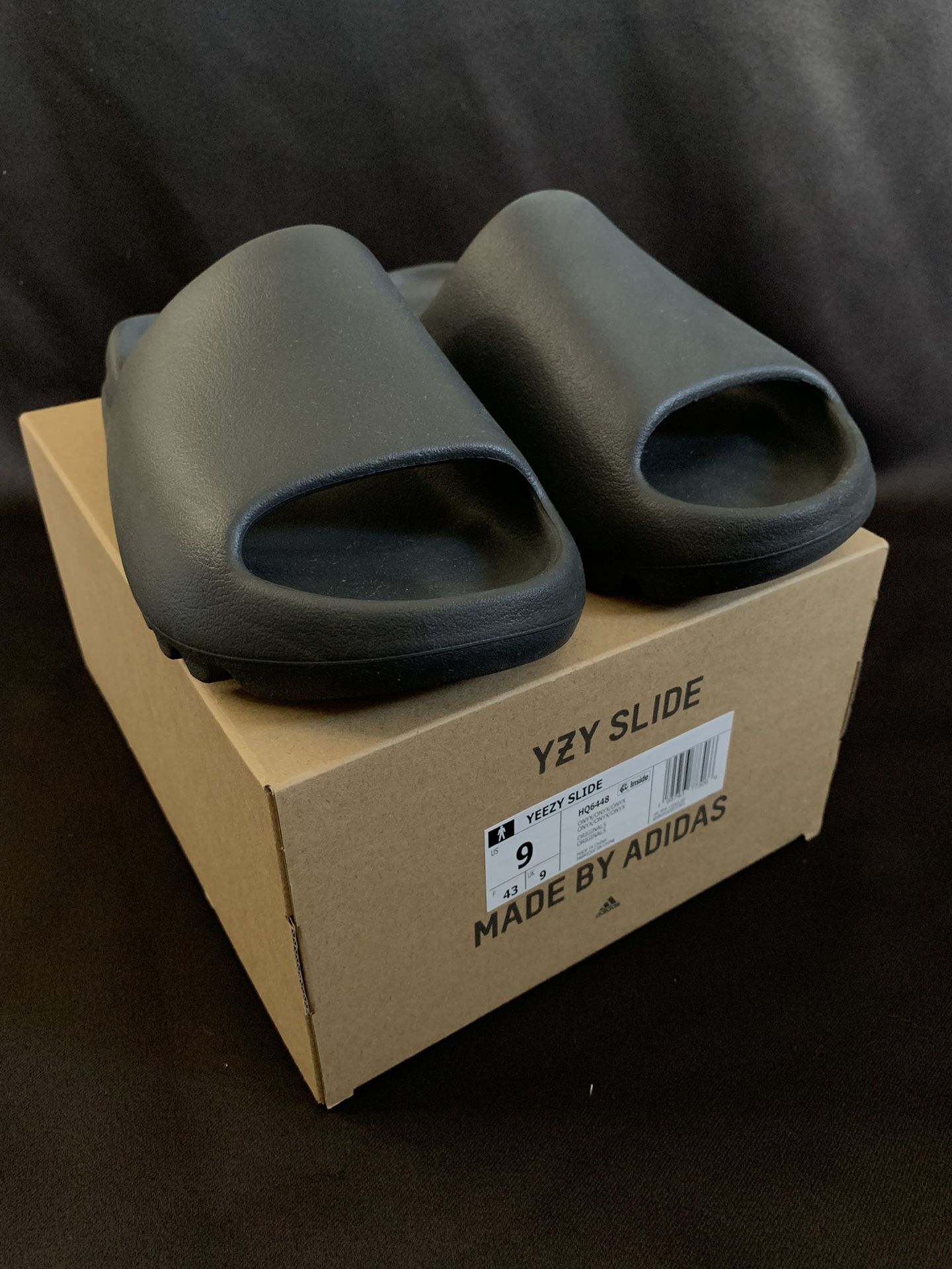 Yeezy slides “Onyx” Size 9
