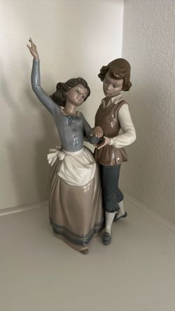 Lladra “ Folk Dancing”  12” tall