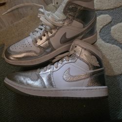 Jordan 1 Mid SE
Metallic Silver (Women's) Size 7
