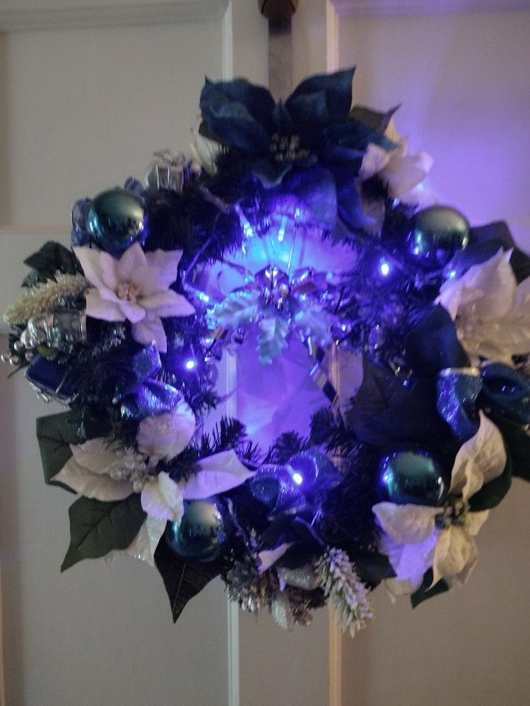 Beautiful, Christmas , Wreath, With Blue 🔵 Light, Perfect Condition.