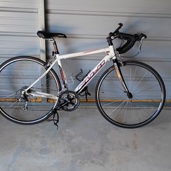 Fuji Newest 2.0, an entry-level aluminum frame road bike