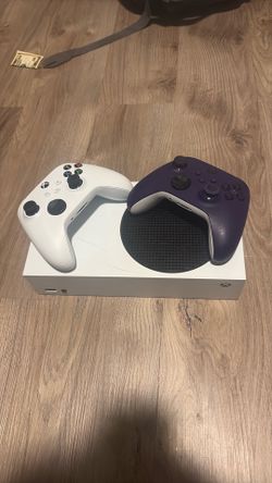 XBOX SERIES S - 512GB//  2 Wireless Controllers Sold With Xbox