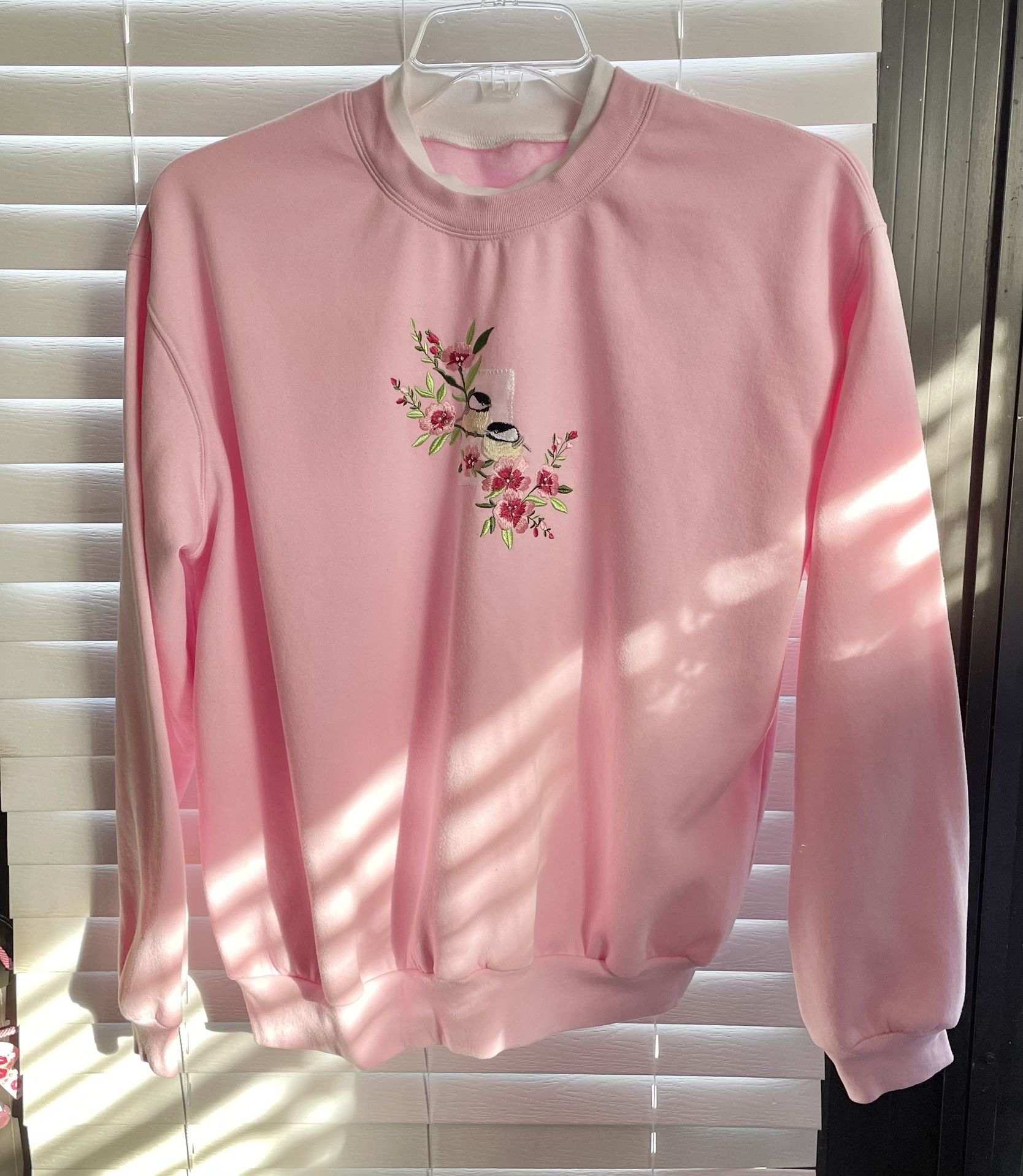 VINTAGE  - Sweatshirt - Long Sleeve - Crew Neck - Beautiful Embroidered Image