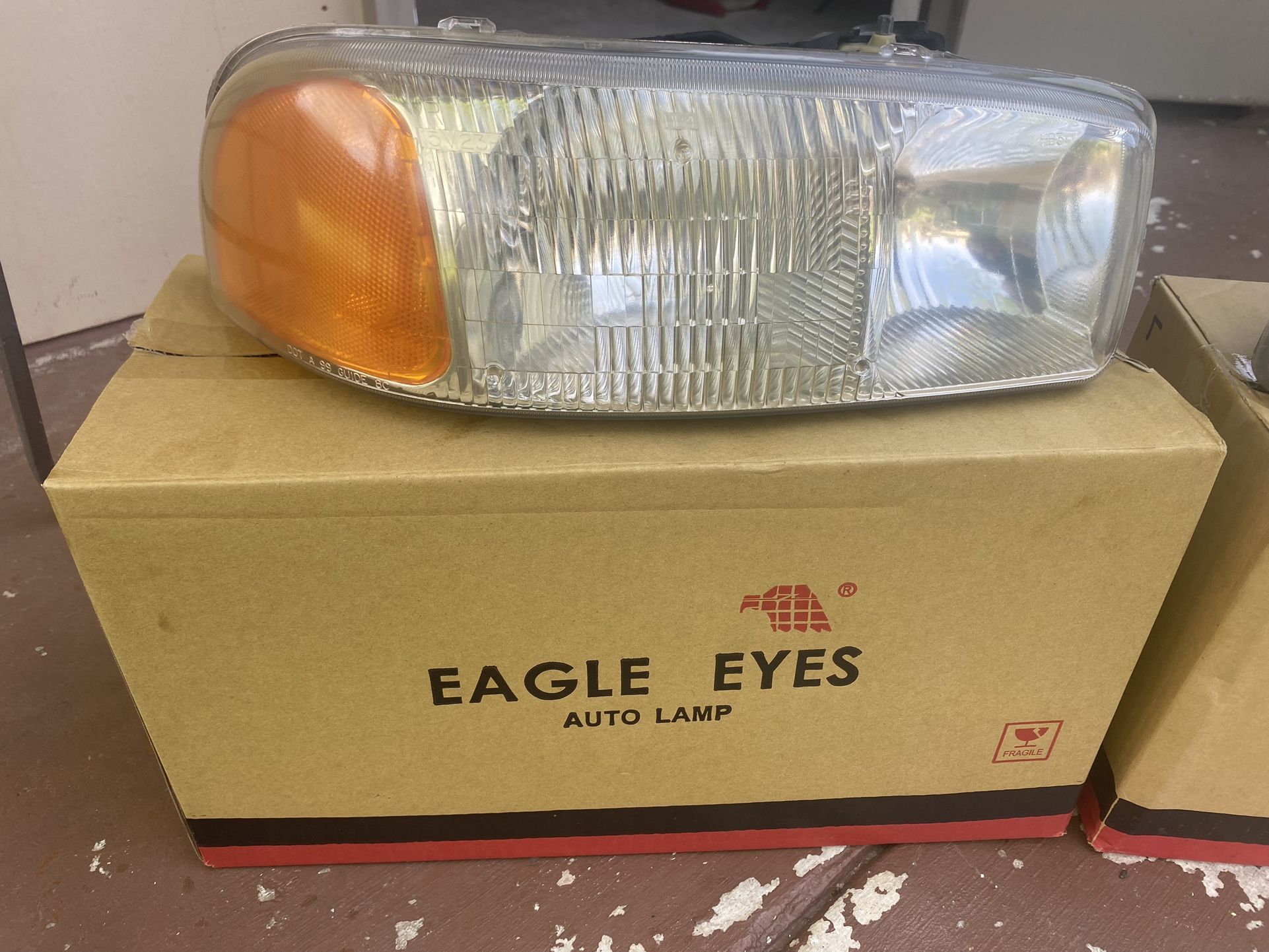 2002 GMC Yukon Headlights/ Signal Lights 