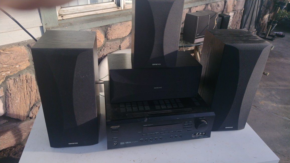 Onkyo Stereo Surround Sound System With 5 Onkyo Speakers 
