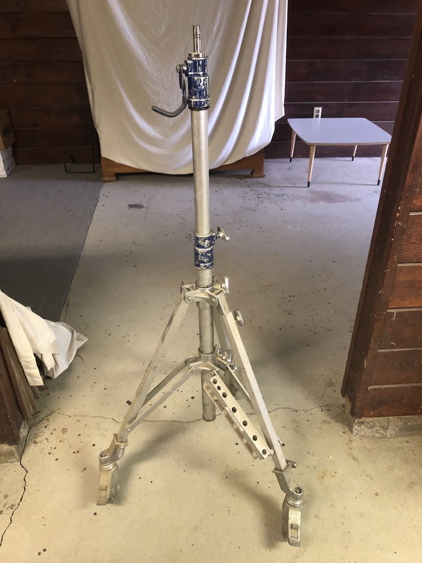 Grip/Electric Rolling Stand With Baby Pin Used For Film Industry