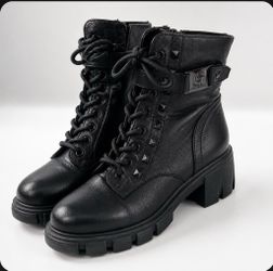 GUESS SIZE 7 BLACK BOOTS never worn