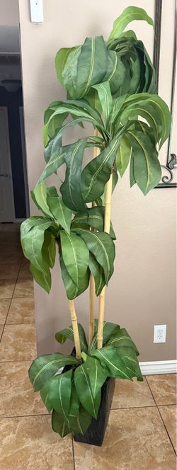 Faux house plant with medal base