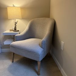 Gray Accent Chair – Comfortable & Stylish