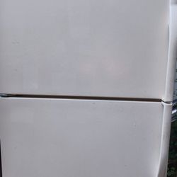 Refrigerator Top Freezer Like New 6 Months Warranty 