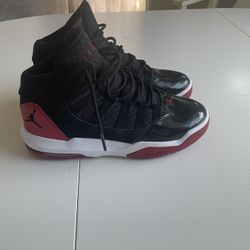 Jordan Max Aura basketball shoes in a black, white, and red