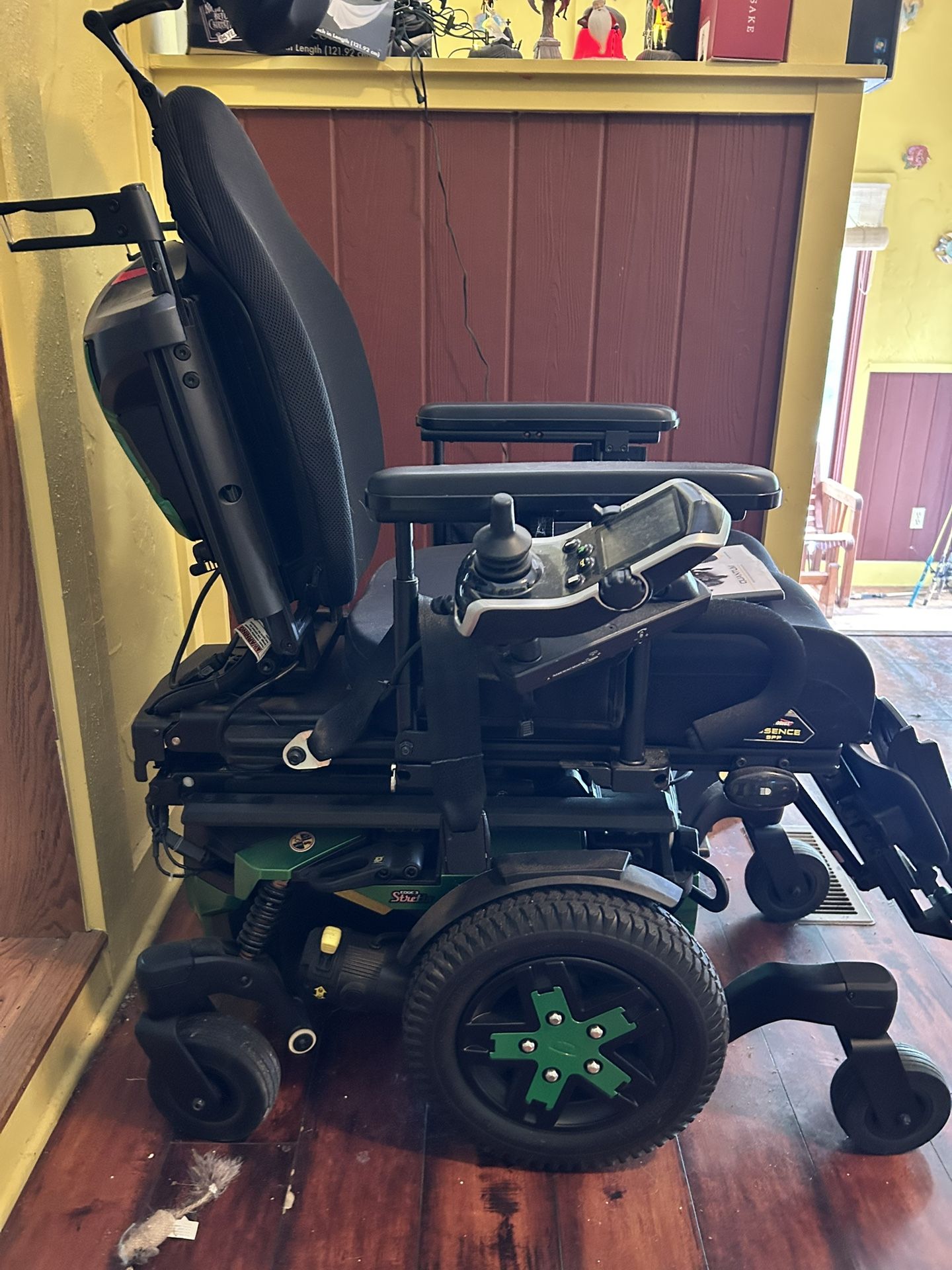 Q6 Edge 3 Stretto Electric Lift Wheelchair