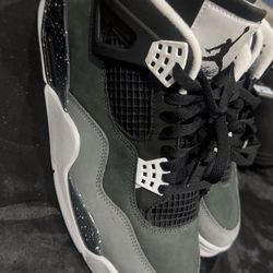 JORDAN 4 RETRO 'WHITE THUNDER' Size 10 ;5