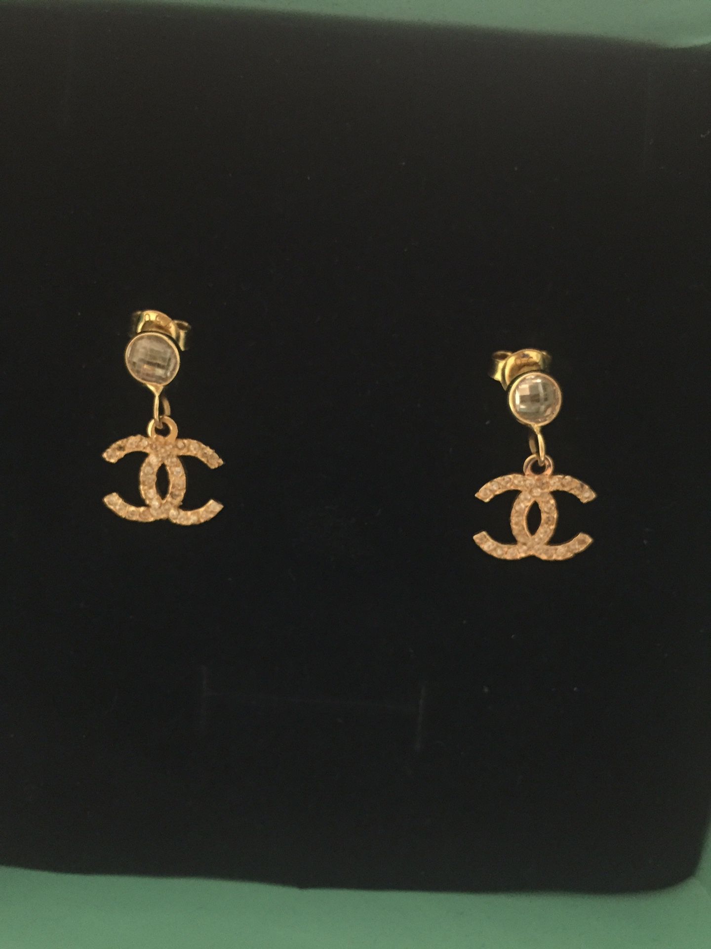 Channel design 18k gold earring