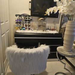 Make up/nail/jewelry table
