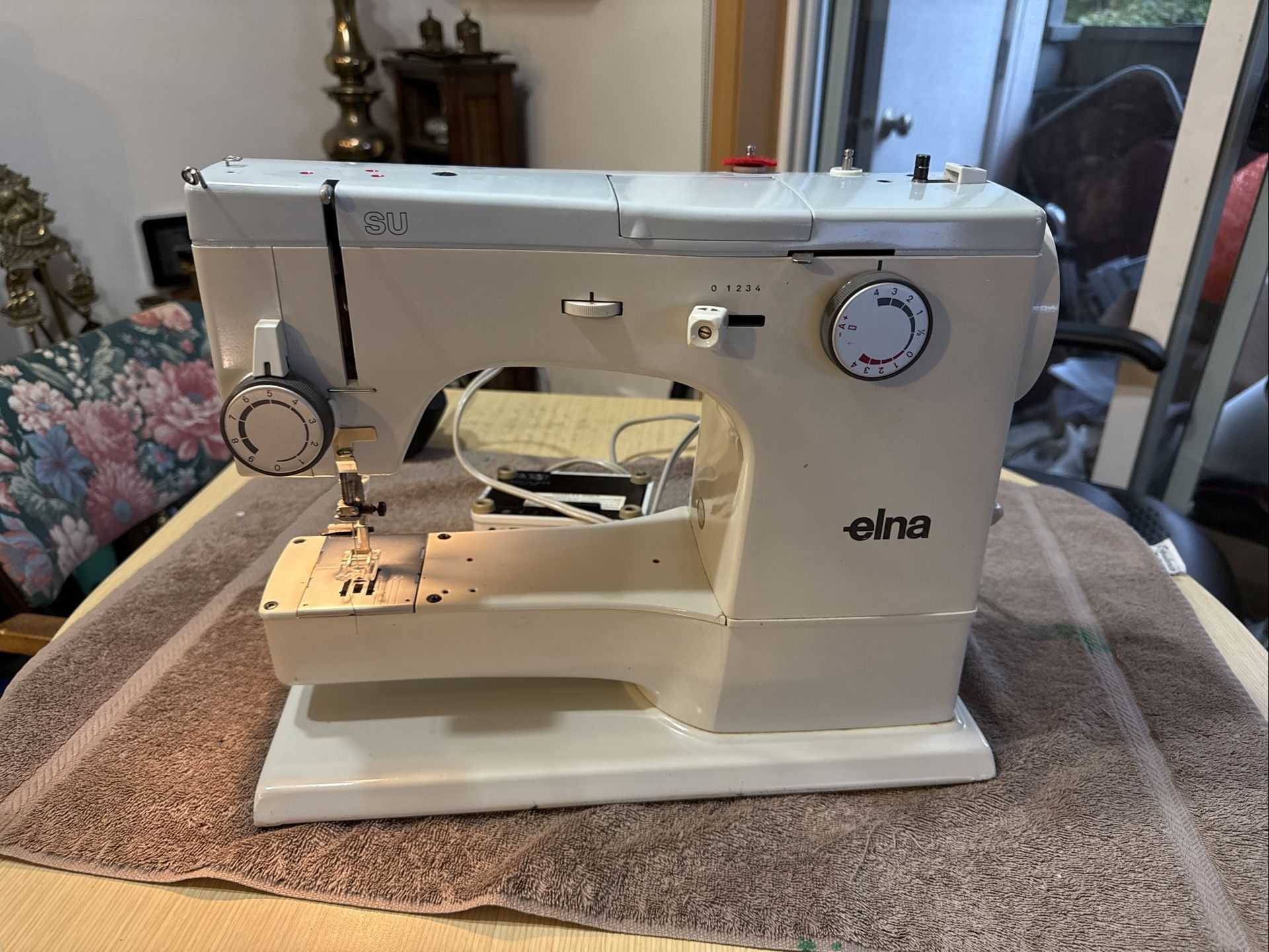 Vintage Elna SU 62C 390B Tavara Geneva Sewing Machine pedal & Metal Case.