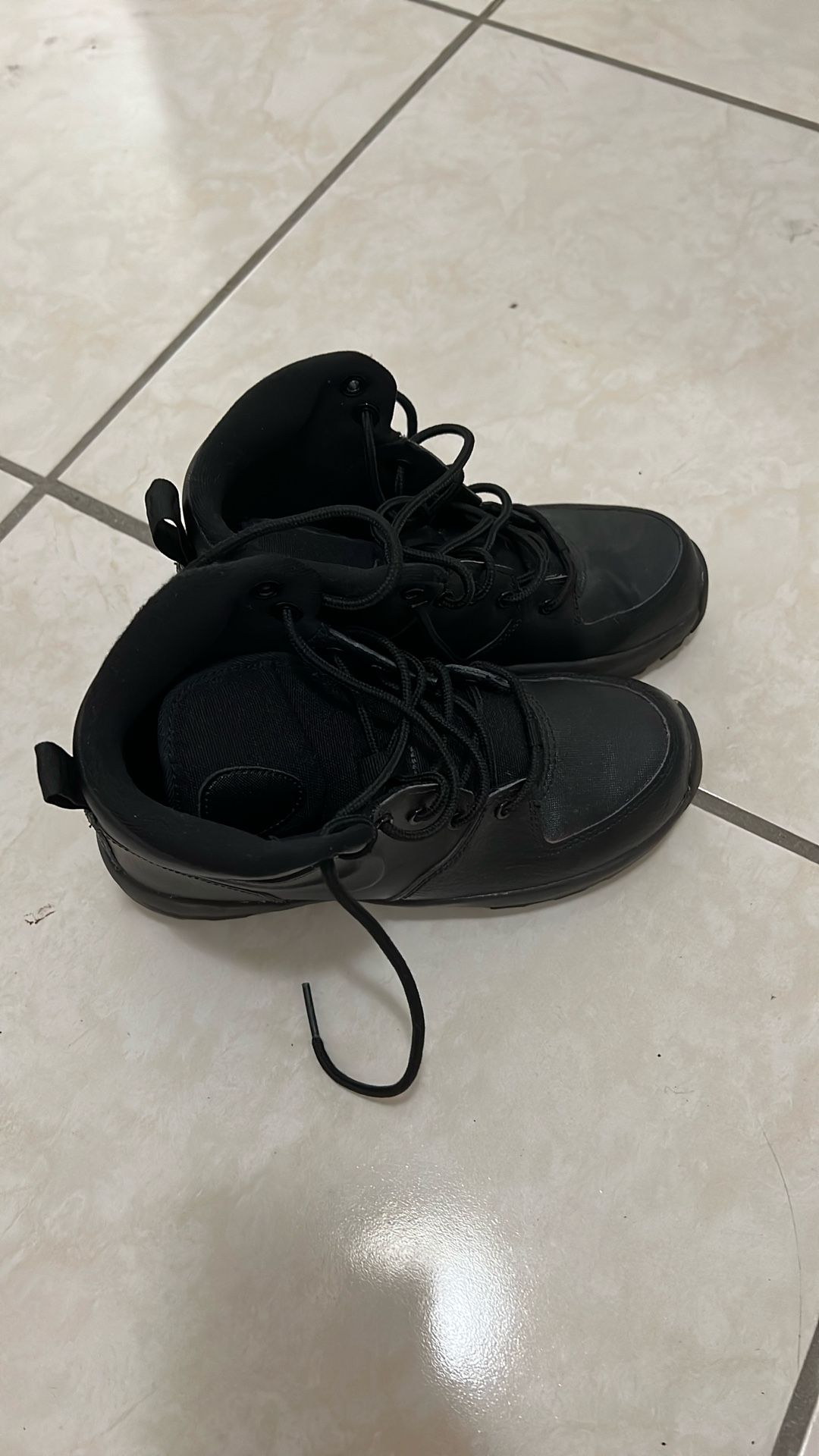 Nike Shoes: Mid Boots