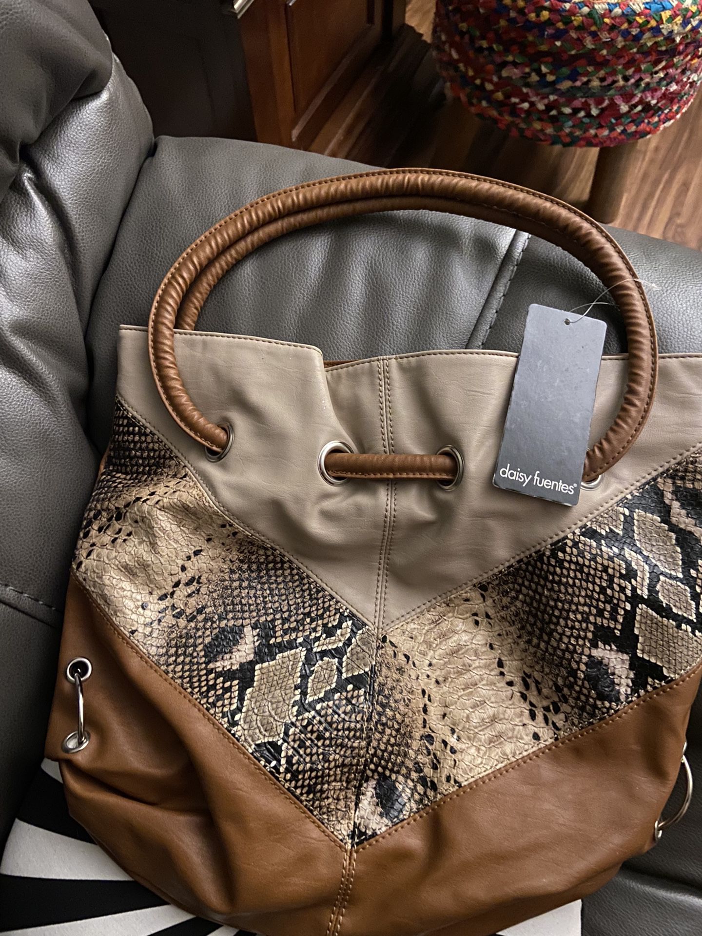 Daisy Fuentes Purse /Tote Cream/brown  With Design On Front 