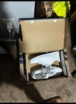 GUESS Men's White Embossed "G" Logo Low Top Sneakers - Size 7.5M (New in Box)